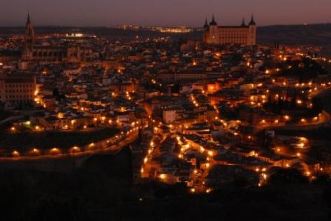翌朝、まだ夜も明けきらない内から起きてホテルからの眺めを楽しみました。<br />陽が昇る前のトレドの街並み。<br />