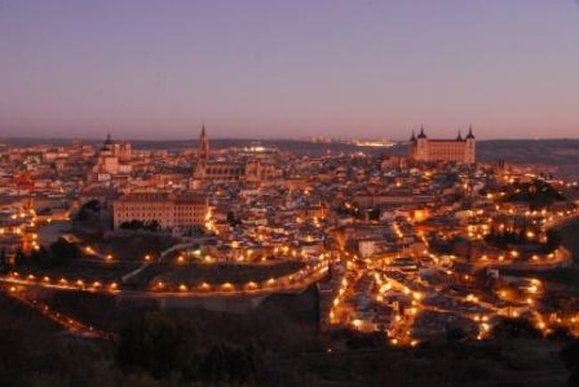 朝焼けの中のトレドの街。