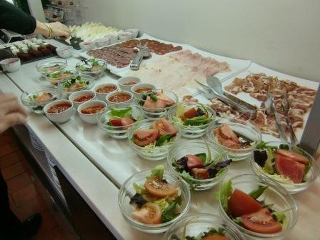 ホテルの朝食。パラドールは朝食が充実。<br />生ハムから始まりいろいろあるタパスに手が出てしまいとついつい食べ過ぎてしまいます。