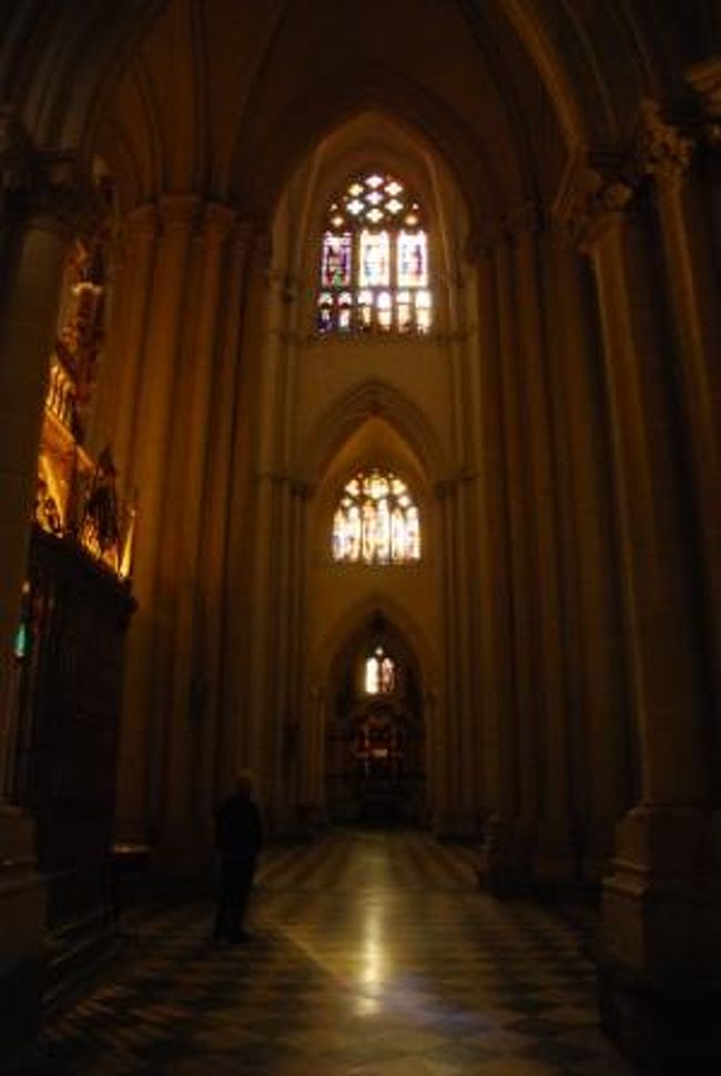 朝食後はホテルをチェックアウトし、トレドの街へ。<br />まずはカテドラルに向かいます。<br />初めて見る荘厳な大聖堂、建築、装飾、雰囲気全てに圧倒される感じ。<br />ゆっくり見て回るのがベストです。我々も2時間弱はゆっくり中で過ごしていました。