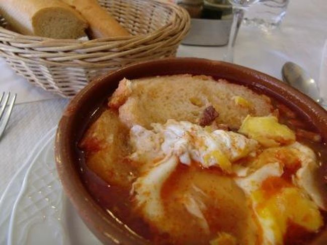 散歩の後はランチ。あまり開いているお店もなかったので車を停めたグレコの家の近くのレストランへ。(名前は忘れてしまいました。。)<br />ここが意外に美味しかった。<br />写真のSopa Castellanaが旨くてパンに伸びる手が止まりませんでした。