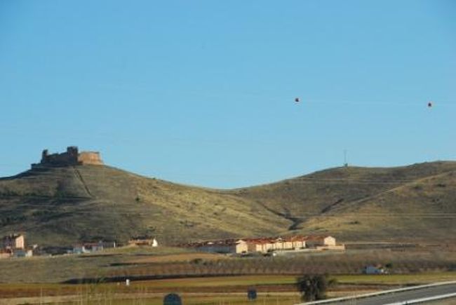 ランチの後は一路風車の村コンスエグラに向かいます。<br />約60KM、1時間弱の道のりです。<br />途中の道のり、丘の上には到る所に砦があるのが面白い。