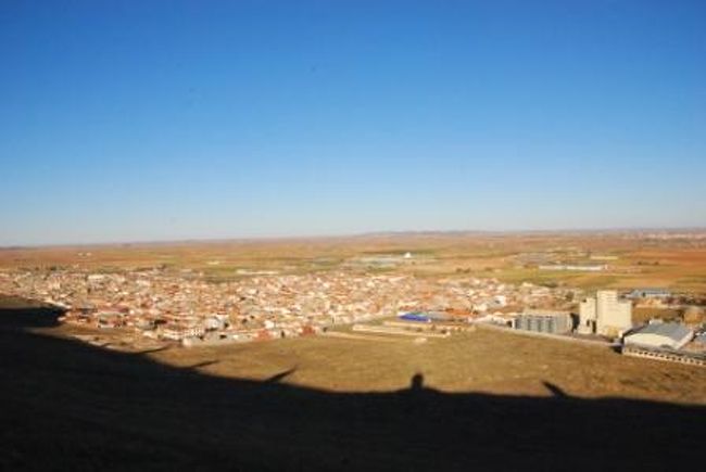 コンスエグラの街中から丘に行くのに少し迷いましたが無事到着。<br />周りはラ・マンチャの名の通り広大な土地が広がります。