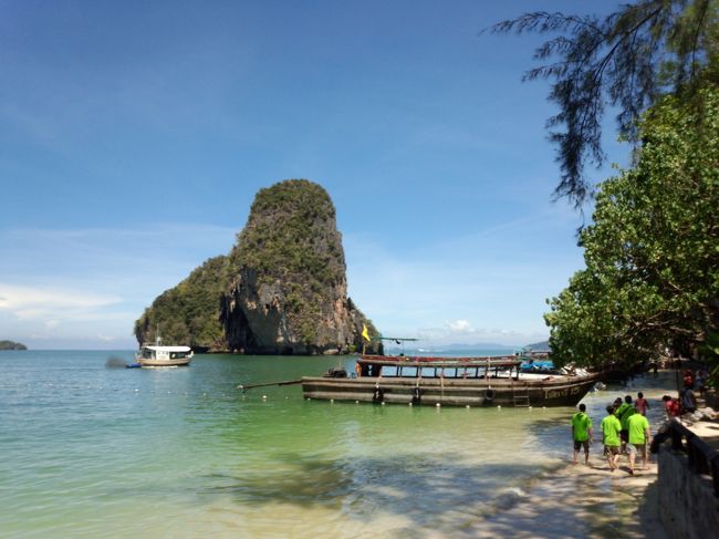 写真はGROTTO前くらいです。<br />午前中は満ち潮でGROTTO前辺りは砂浜が人が歩ける通路ぐらいになっています。写真ではあまり船がいませんが土日はけっこうたくさんの船があちこちから来てプラナンビーチには人があふれます。<br />写真の真ん中に見える島（岩山）は夕方の引き潮の時間になると歩いて行けるようです。