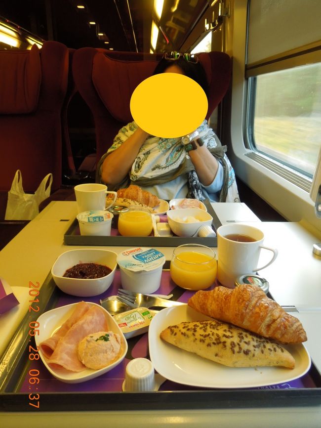 私は携帯で何かやっている。。この旅行中、友人が撮った私の写真は、いつも携帯いじっていたので、これは、まずい！と思いました。<br />中毒かも？？実はオンタイムでFacebookにupしていたんですね。<br />メモ代わりと思って。