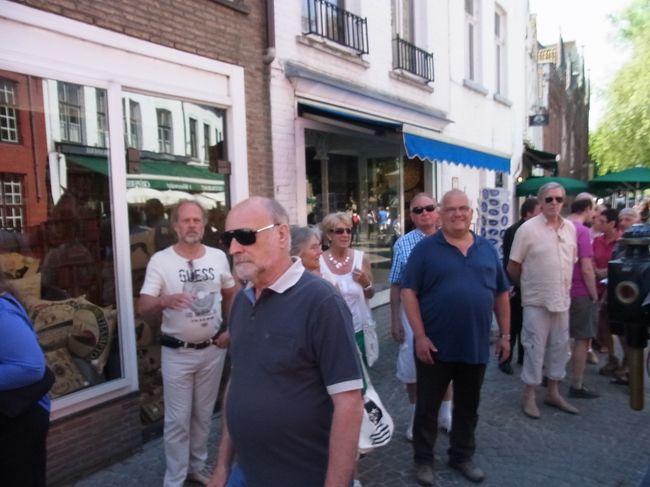 こんなに人がたくさん歩いている横を馬車が通る。