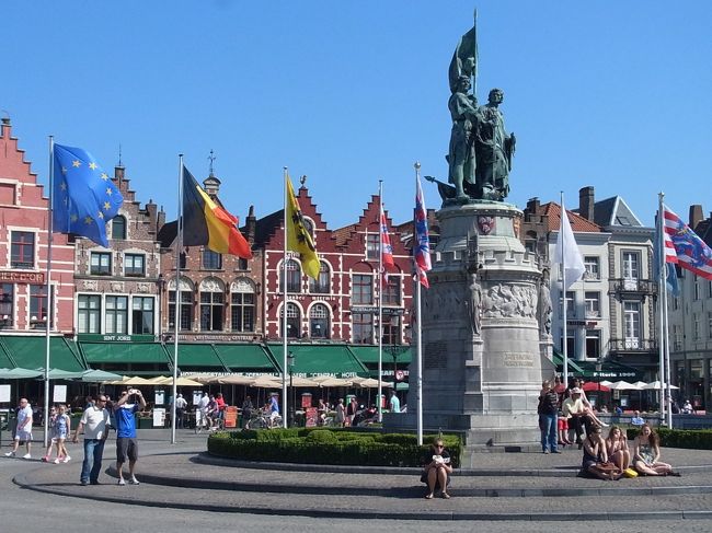 教会の見学後さらに歩く。マルクト広場に出た。