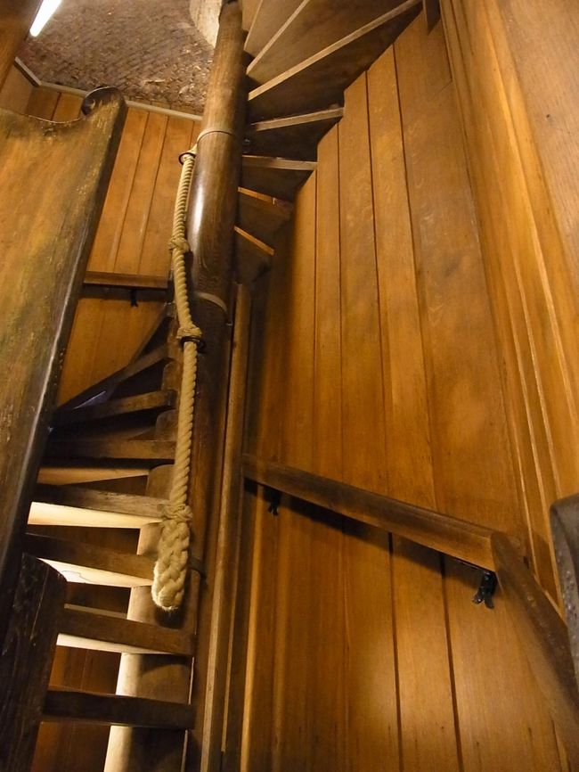 階段。足踏み外したら大変だ。