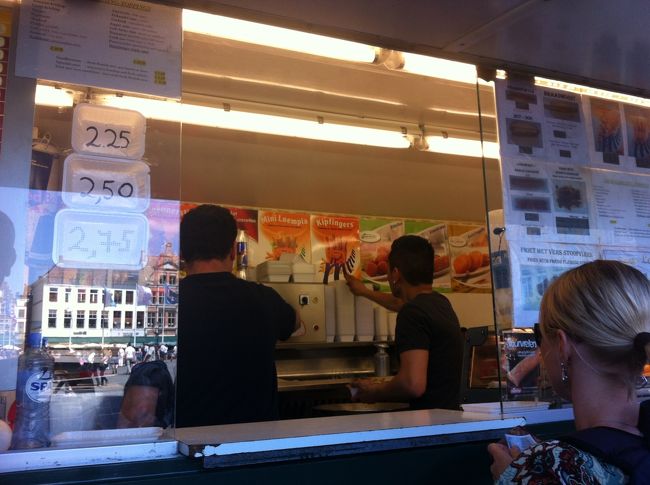 また小腹が。。。って、まともにお昼食べるひまあるかな？<br />とりあえず、馬車降りてから、皆が食べているので、ポテトフライを買う。<br />