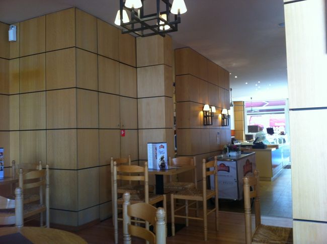 ひとしきりお店を見て歩いた後に、ワッフルのお店発見。テイクアウトはしない、中で食べていきなさい、日本人はみんな急いで食べてさっさと出て行く、ゆっくり食べなさい、というようなことを言われました。<br />まあ、食べてみようと、中のテーブル席に。