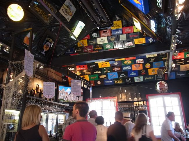 ここで、ビールのティスティングさせてもらって、買うものを決めます。<br />私は、お勧めを聞いて、それにしました。フルーティな味でした。