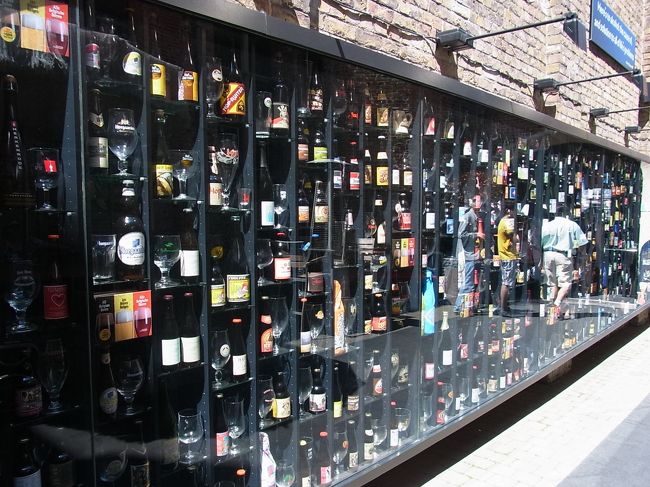 壁一面にベルギービール？の陳列。すごい種類だけれど、全部ベルギービールなのかな？