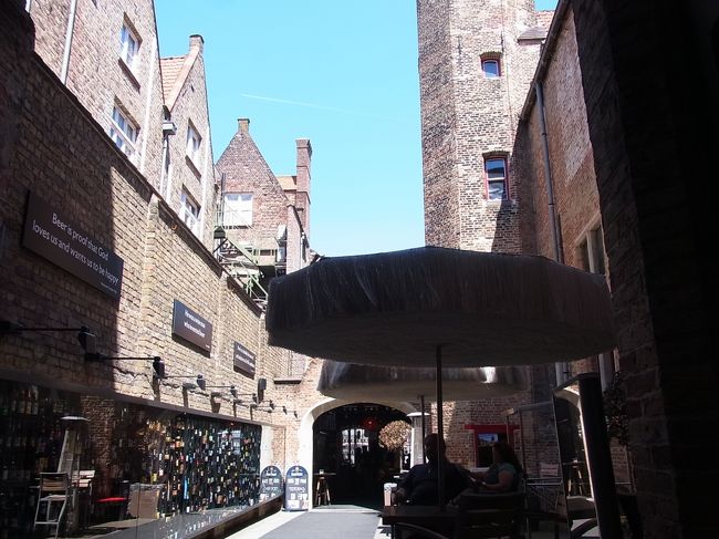 この傘？が気になる。結構な重さだろうな〜。