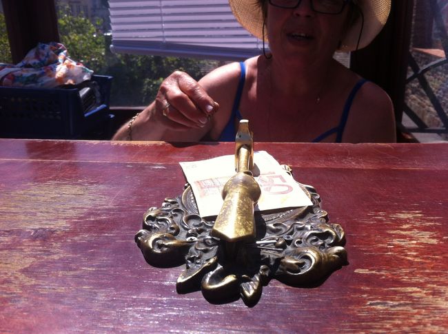 さあ、運河めぐりです。チケット売り場で。風に飛ばされないように。。