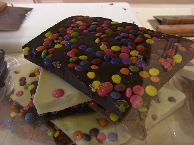 ところで、ベルギーチョコというくらいだから、ベルギー内ならみんなベルギーチョコよね。と、言うわけで、ブルージュでチョコを買うことにしました。入れてくれた不織布の黄緑色のＢＡＧがとても可愛くて、いまだに使っています。ｉｐａｄ入れるのにちょうどよい大きさで、使わないときは折りたたんでＢＡＧに入れておける。以前、オタワに行った時も、本屋さんオリジナルの不織布のＢＡＧ買って、それも今でも重宝している。旅行にとても便利。軽いし、嵩張らないし。