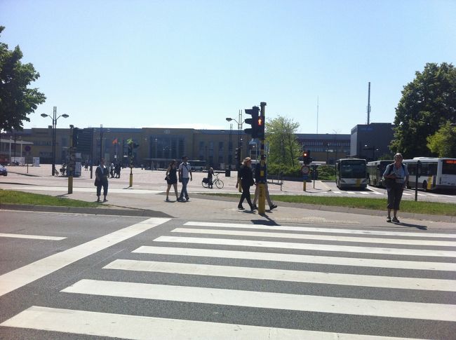 さあ、ブルージュを堪能したので、これからブリュッセルに移動します。<br />向こうがブルージュの駅。<br />ところで、駅に向かうのに、ちょっと道が不安だったので、カフェで友人が道を聞いてきた。で、無事方向を見つけたんだけど、どうやって聞いたの？と、友人に聞くと、「日本語で聞いた」んだそうです。この友人といると私のつたない英語など出る幕はなさそうです。