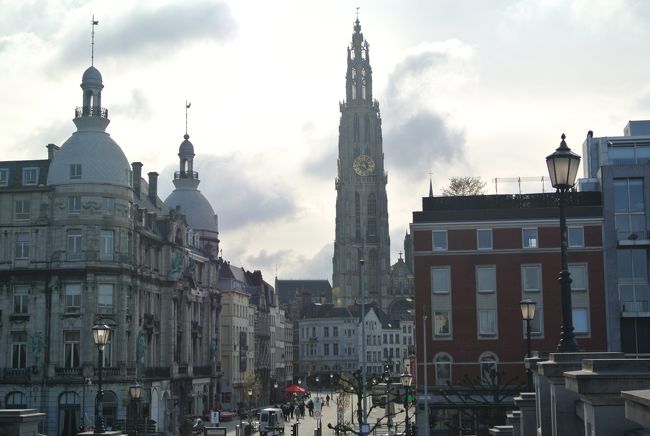 アントワープ旧市街部。<br />川岸の駐車場から歩いていきます。<br /><br />ステーン広場側から、ノートルダム大聖堂を望む。<br />