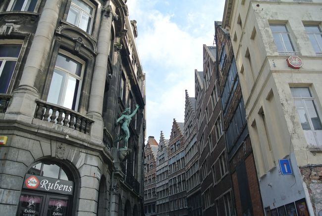 ギルドハウスが並ぶ通り。<br />中世の商業的隆盛がしのばれます。<br /><br />街並み全体が世界遺産なのがよく分かります。