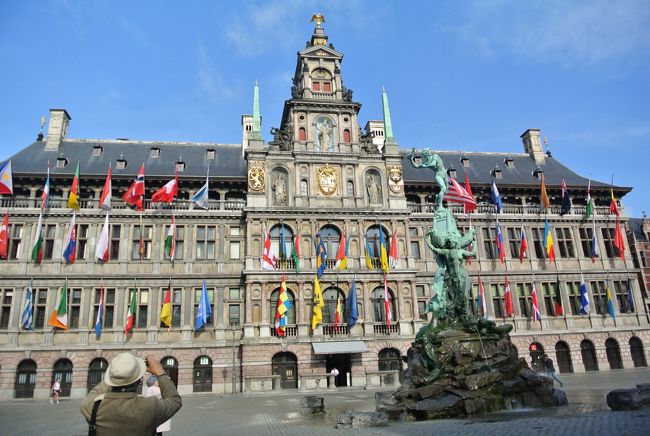 マルクト広場。<br />市庁舎とブラボーの噴水。