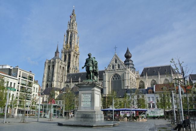 ルーベンスと大聖堂。<br />先ほどと反対側の広場から。