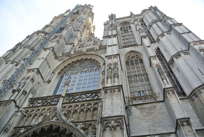 大聖堂へ。右側の尖塔は資金難で未完成。