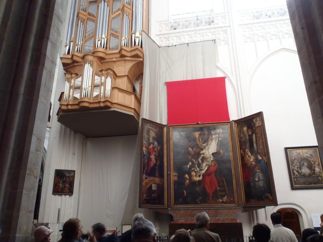 内部に入ります。<br /><br />「キリストの降架」　The descent from the cross<br /><br />ルーベンスは大判の宗教画を多く残しています。<br />レンブラントが、生活題材を多く残したのと対照的。