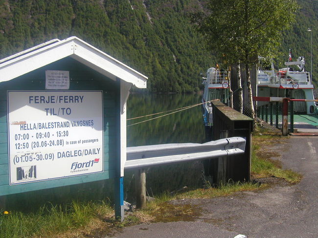 ムンダルを去るためバレスとランド行きのフェリーに乗船<br /><br />Fjærlandsfjordはソグネフィヨルドの美しい枝フィヨルドの一つであり、狭いフィヨルドの両岸には小さな村落や放棄された村落、農場が多く見られる <br />