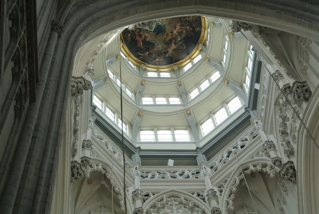 天井部が白色調です。<br />円形天蓋にはルーベンスの絵。