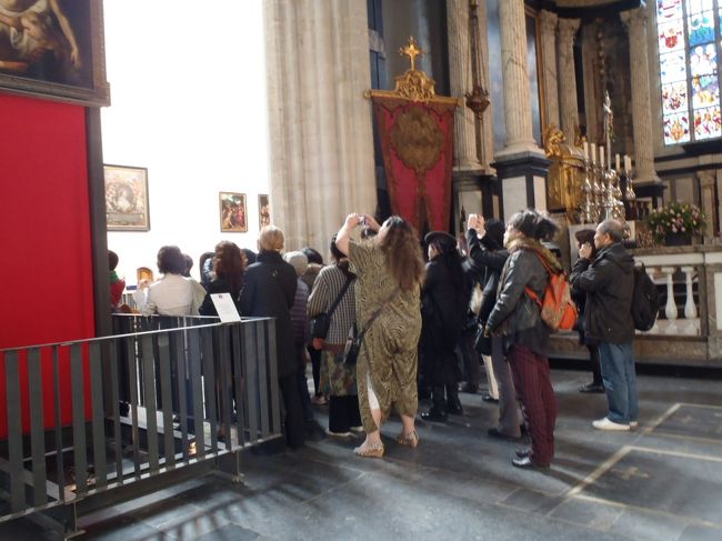 丁度、假屋崎省吾さん達のグループも訪問、献花されていました。