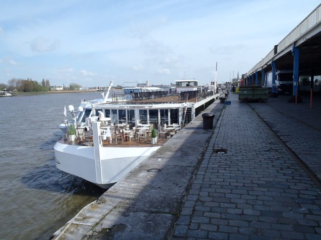 シュヘルド川。<br /><br />遠方にヨーロッパ有数のアントワープ港。<br />ダイヤモンドの研磨、取引の中枢になっている。