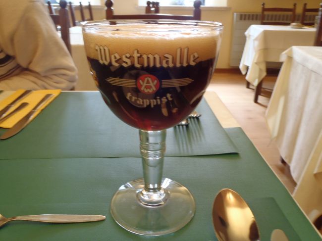 お昼に地ビール。<br /><br />旅行中、昼、夜の飲み物は、毎回ワインかビールを飲んでいました。<br />まあ、１杯ずつですから許容範囲。　お値段は、3〜5ユーロほど。<br />一般の物価は、少々日本より高いかなといった感じ。観光地のため？<br /><br />昼食後、ゲントへ。