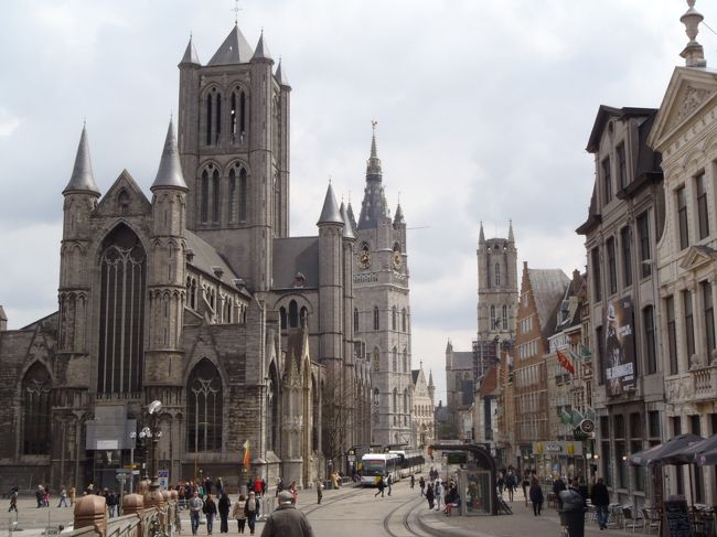 聖ニコラス教会。<br />後方に鐘楼、聖バーフ大聖堂。