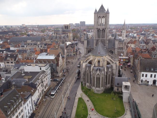 鐘楼に登り、市街を望む。エレベーターと狭い螺旋階段でいきます。<br />　（大人5ユーロ、55才以上のシニア3.75ユーロ）<br /><br />聖ニコラス教会。左側に聖ミヒエル教会。