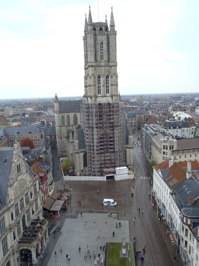 反対側に聖バーフ大聖堂。　　<br />　改修工事中でした。<br /><br />内部を見学。