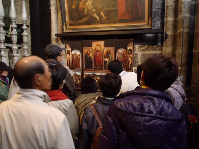 中世フランドル絵画の傑作「聖なる子羊の礼拝」、ミニ版で説明を聞きました。ファン、アイク兄弟の合作（？）。<br />宝飾に写りこむ景色も描かれるほど精緻。<br /><br />本物は別室で。周りには人いっぱい。