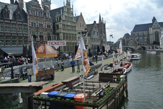 コーンレイ、グラスレイのクルーズ乗場。<br />　ここのクルーズ船には乗らず、手を振るのみでした。<br />　<br />遠方に聖ミヒエル橋。