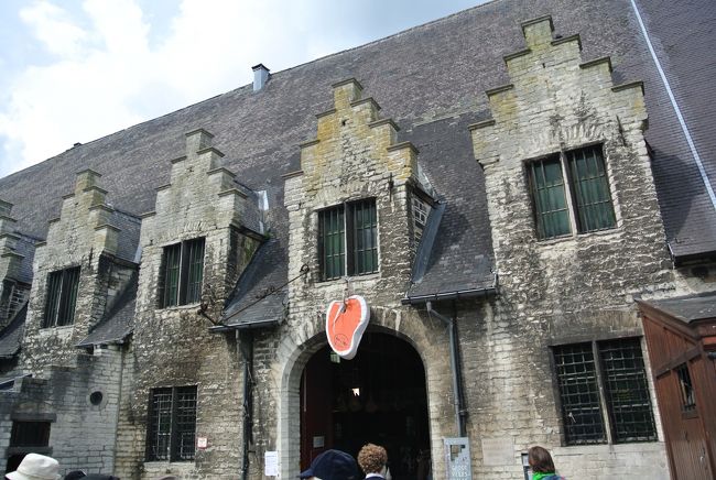 お肉屋さん。<br /><br />マーケットで皆チョコなどを大人買いし、チョコ陳列コーナー空となる。レジのお兄さん大忙し。<br /><br />　（この後、ブルージュへ）