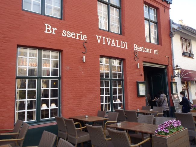 夕食はブルージュのレストランで、ムール貝ワイン蒸し。