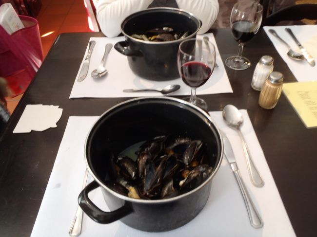 鍋で出てきました。<br />美味しゅうございました。赤ワインとともに。（本来白か）<br />付合せはポテト。　パンはなし。ちょっと物足らず。