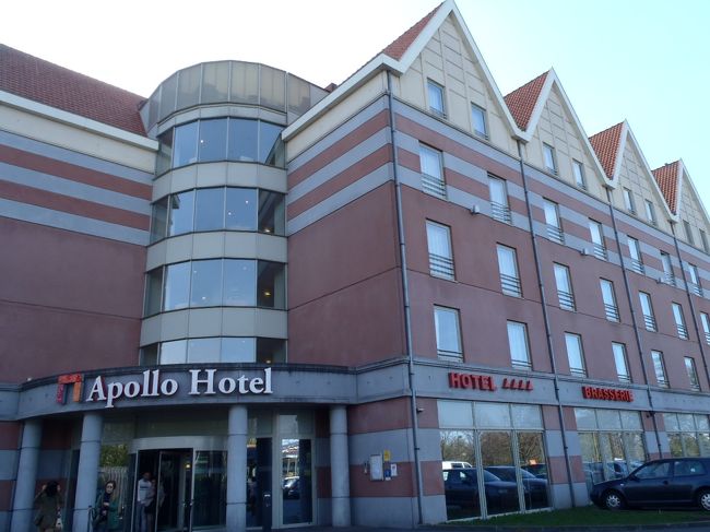 Appolo Art Hotel　スタンダードクラスだが、まあ不満はない。<br />WiFi無料で助かる。両替はないので、観光地のＡＴＭ頼りとする。<br />（ブリュッセルのグランプラス広場近くのing：銀行ATMで100ユーロ引き出す）<br />天気はよいが、風は冷たい。体感５度。
