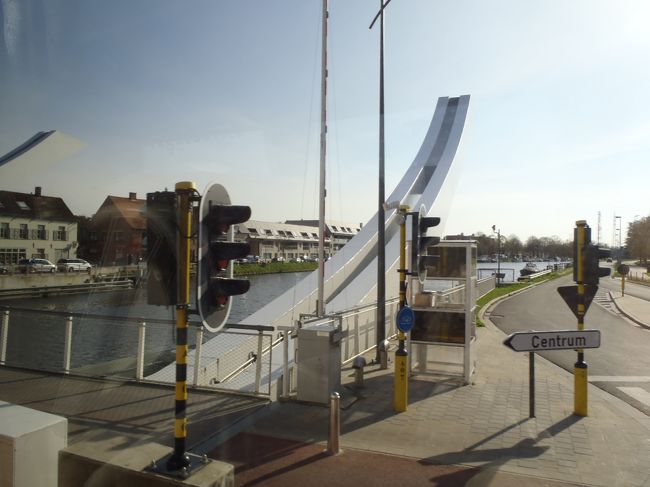 4/28　<br />午前、ブルージュの市内観光。<br />午後、ブリュッセルへ移動して市内観光。<br /><br />　　今日も充分歩く...忙しい。<br /><br />　で、車窓から見えたこれは何でしょうか？<br /><br />　ヒント：市名　ブルージュ　は　橋　という意味から。<br /><br /><br /><br />　　.... （答：横スライド上昇式の橋...初めて見た。<br />　　　　　　　実際、どう動くのかは未確認...信号もありますね）