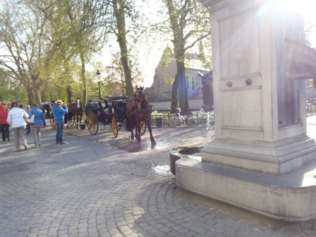 観光用馬車と馬の水飲み場。<br /><br />　右の口から水を出しているのは、蛇口（でなく、馬口ですね）。