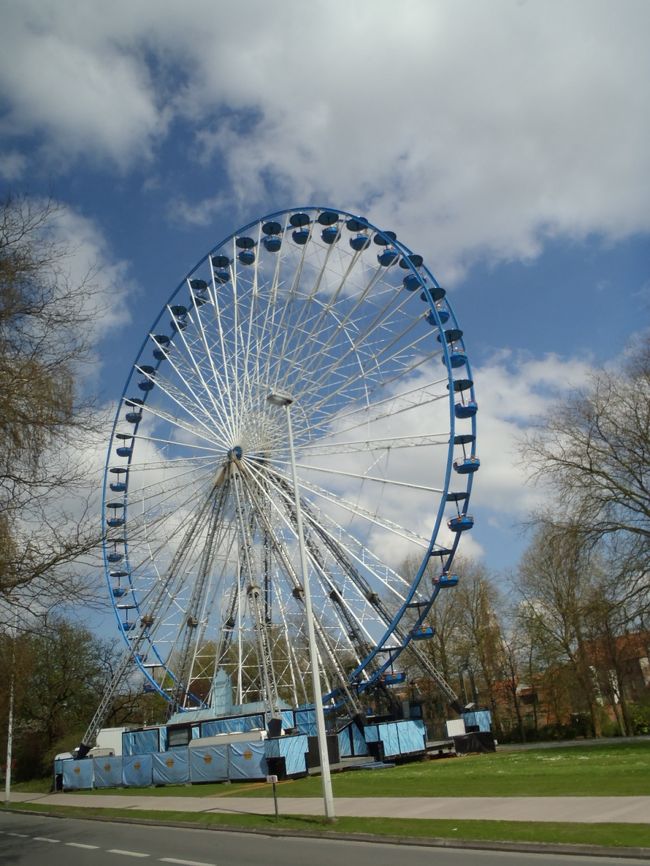 季節が、曇りの季節から、晴れ間のでる季節になって、地元の人々もウキウキのようです。<br /><br />移動遊園地が来てました。<br />　観覧車〜〜〜　よく見ると、カバーがなく、むき出しです。<br />　しかも、かなりのスピードで回っている。<br />　観覧車もここまで来ると、絶叫マシンに近い...かな？