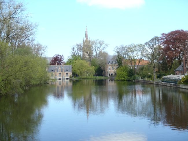 打って変わって、静寂の湖面。<br />　<br />　いい雰囲気だ。