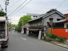 そこからほんの少し歩くと、すでに、左側には奈良女子大の敷地の植え込みが…見えるはずが、トラックが停まってて邪魔(笑)

右側の鮮やかな朱色は、門が閉められていて、特に看板も無かったのですが、すき間からのぞくと、社に小さな表札がかかっていました。
でも肉眼では見えず、デジカメをズームにしてようやく判読^_^;
春日大社の末社の初宮神社でした。