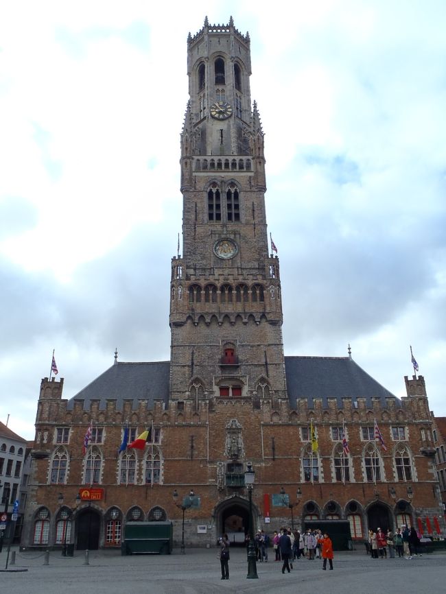 ブルージュの鐘楼：高さ88ｍ。<br />　366段の階段を登れば、街のパノラマがみられる...登れば...。<br />時間がなかったので、登らなかった...と言い訳しておく。