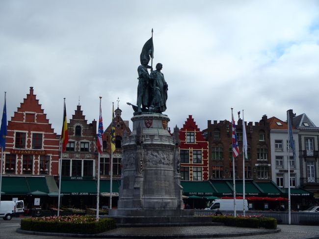 マルクト広場の中央には、ブルージュの英雄、ヤン・ブレーデルとピーター・デ・コーニンクの像（フランスの圧政に反発）。