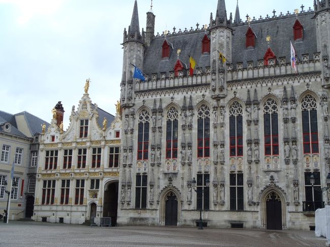 マルクト広場に隣接するブルグ広場に面して立つ、市庁舎（右）と公文書館（左）。