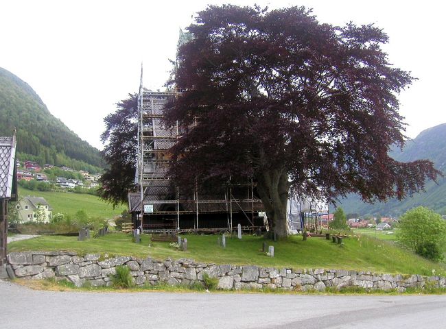 Hopperstad Stavechurch<br /><br />この地区の中世の教会<br />ステーブ教会（Stave Church）は中世に建てられた木造の教会で現在ノルウエーに２８基が残っている。２６日にAver?・y島で見たKvernes教会は北から３番目に位置する教会であった。<br />ソグネフィヨルド地区には４基の教会が残っており、そのうちUrnes のものはUNESCOの世界遺産に登録されている。<br />VikにはHopperstadステーブ教会と、矢張り中世にできたHove石造教会が見られることで、世界遺産登録にノミネートされているという。 <br />