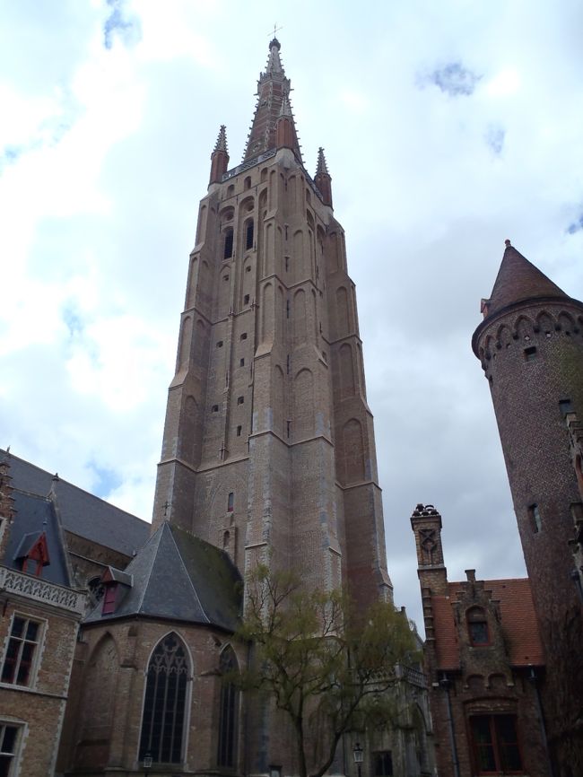 聖母教会。<br />　高さ122ｍ。階段状側面の独特の形状。<br />　ミケランジェロの「聖母子像」がある。